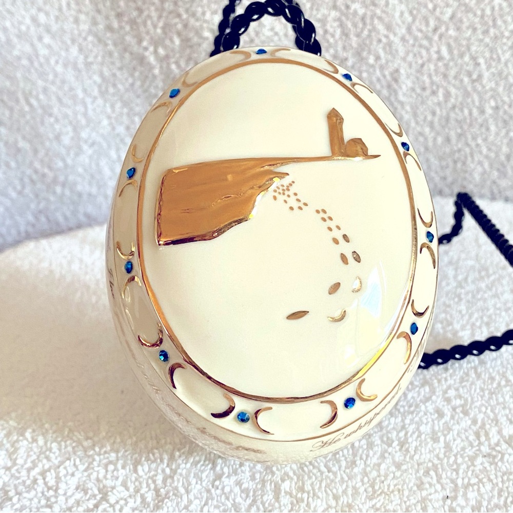 See Video Bradford Exchange Cream and Gold foot prints in the sand music box